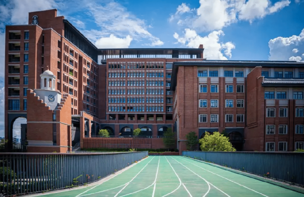 学费30W+还挤破头？这8所顶奢豪校，读的全是真公主真少爷！